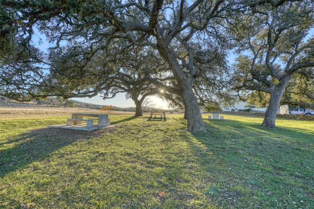 137 Falling Oak Dr DR, Blanco, TX 78606