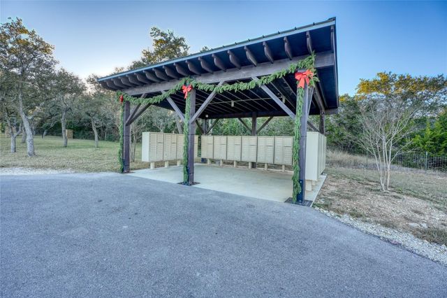 137 Falling Oak Dr DR, Blanco, TX 78606