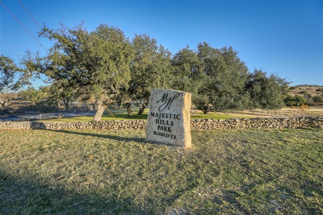 137 Falling Oak Dr DR, Blanco, TX 78606