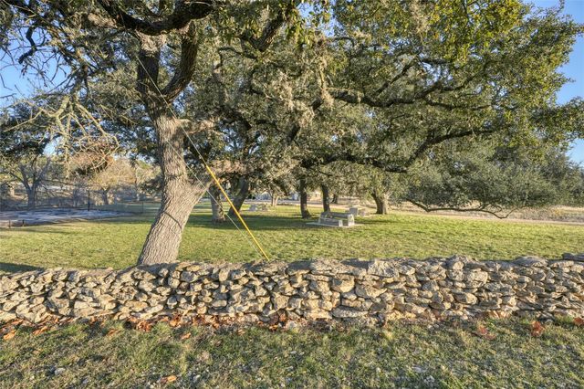 137 Falling Oak Dr DR, Blanco, TX 78606