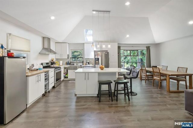 48 Palmer Place, Leonia, NJ 07605