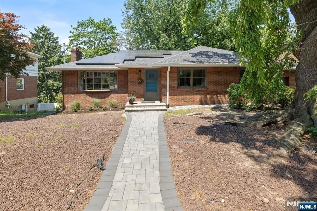 48 Palmer Place, Leonia, NJ 07605