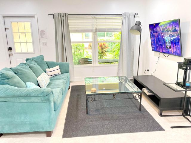 630 NE 17th Way, Fort Lauderdale, FL 33304
