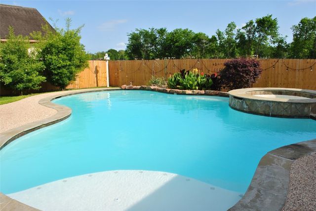 2111 Paintbrush Avenue, League City, TX 77573
