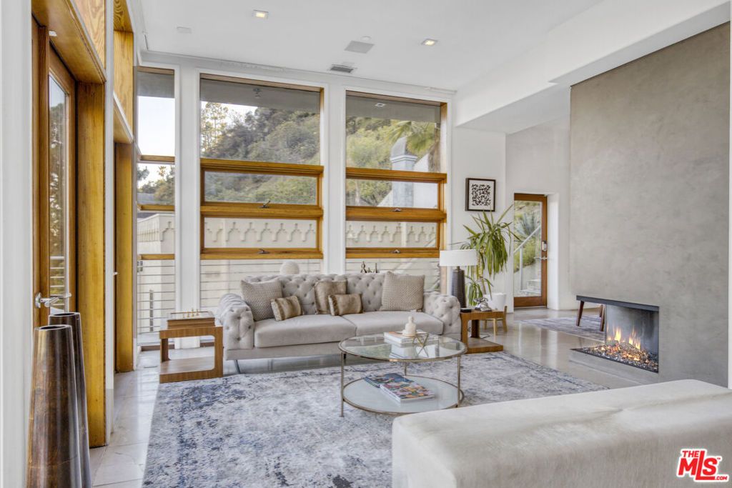 Image 16 of property listing at 1929 N Curson Place, Los Angeles, CA 90046