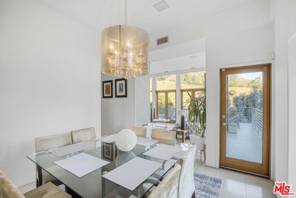Image 19 of property listing at 1929 N Curson Place, Los Angeles, CA 90046