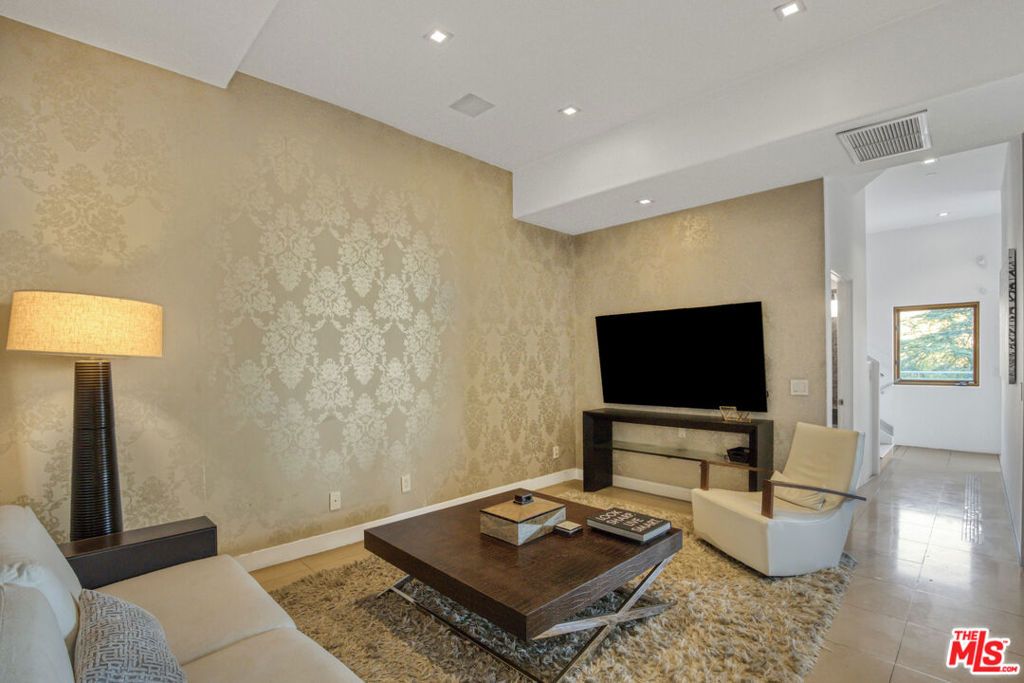 Image 23 of property listing at 1929 N Curson Place, Los Angeles, CA 90046