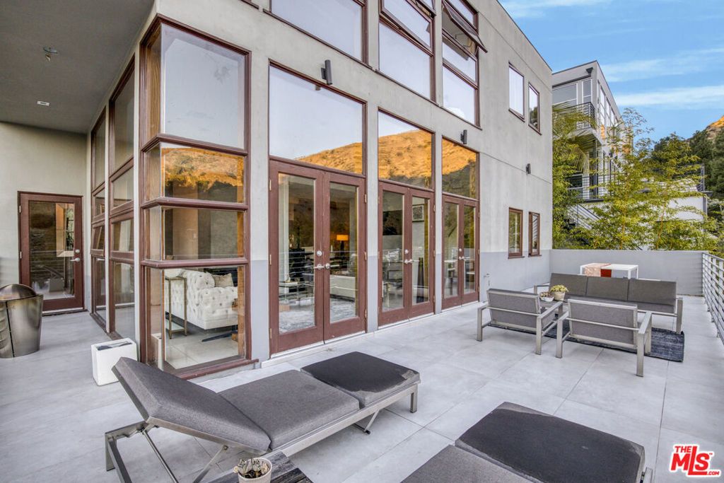 Image 25 of property listing at 1929 N Curson Place, Los Angeles, CA 90046