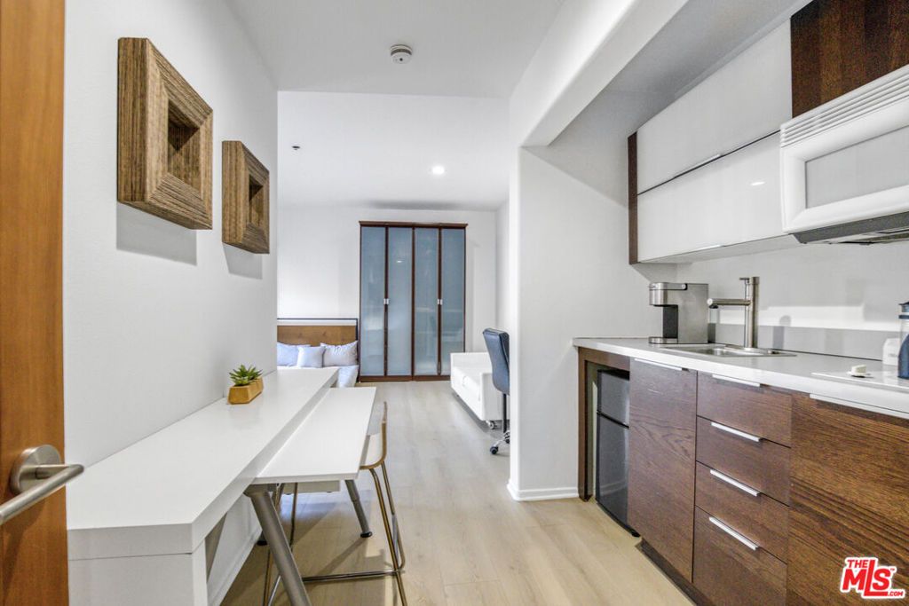 Image 3 of property listing at 1929 N Curson Place, Los Angeles, CA 90046