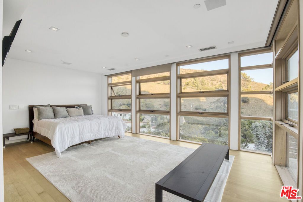 Image 31 of property listing at 1929 N Curson Place, Los Angeles, CA 90046
