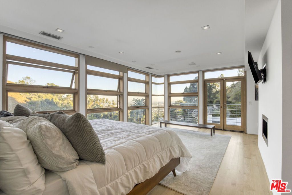 Image 32 of property listing at 1929 N Curson Place, Los Angeles, CA 90046