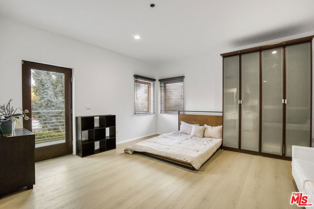 Image 4 of property listing at 1929 N Curson Place, Los Angeles, CA 90046