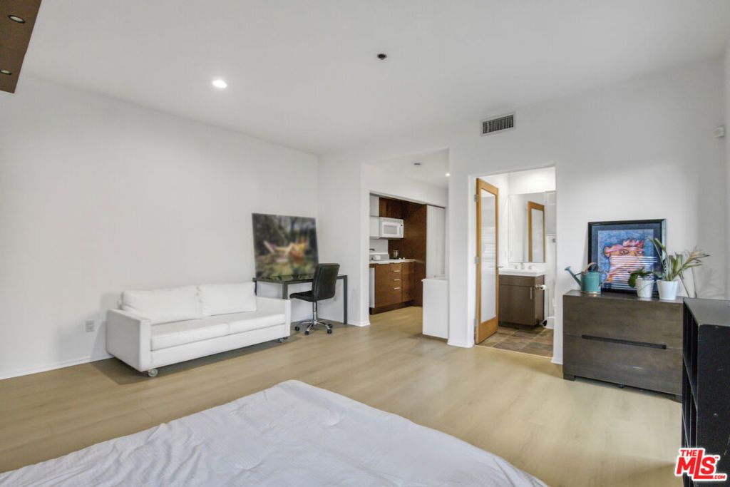 Image 5 of property listing at 1929 N Curson Place, Los Angeles, CA 90046