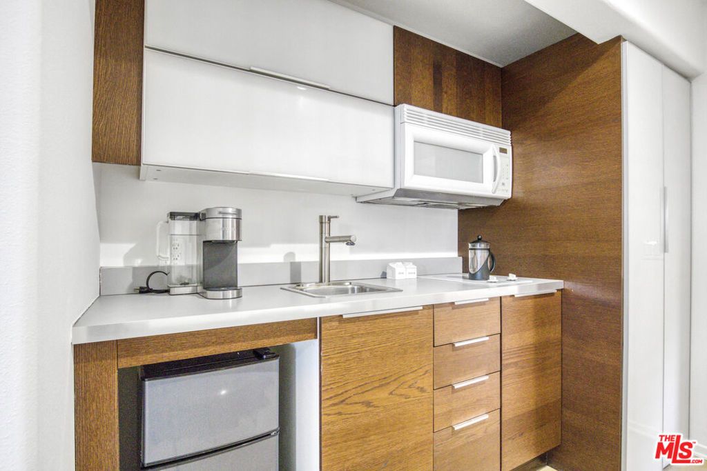 Image 7 of property listing at 1929 N Curson Place, Los Angeles, CA 90046