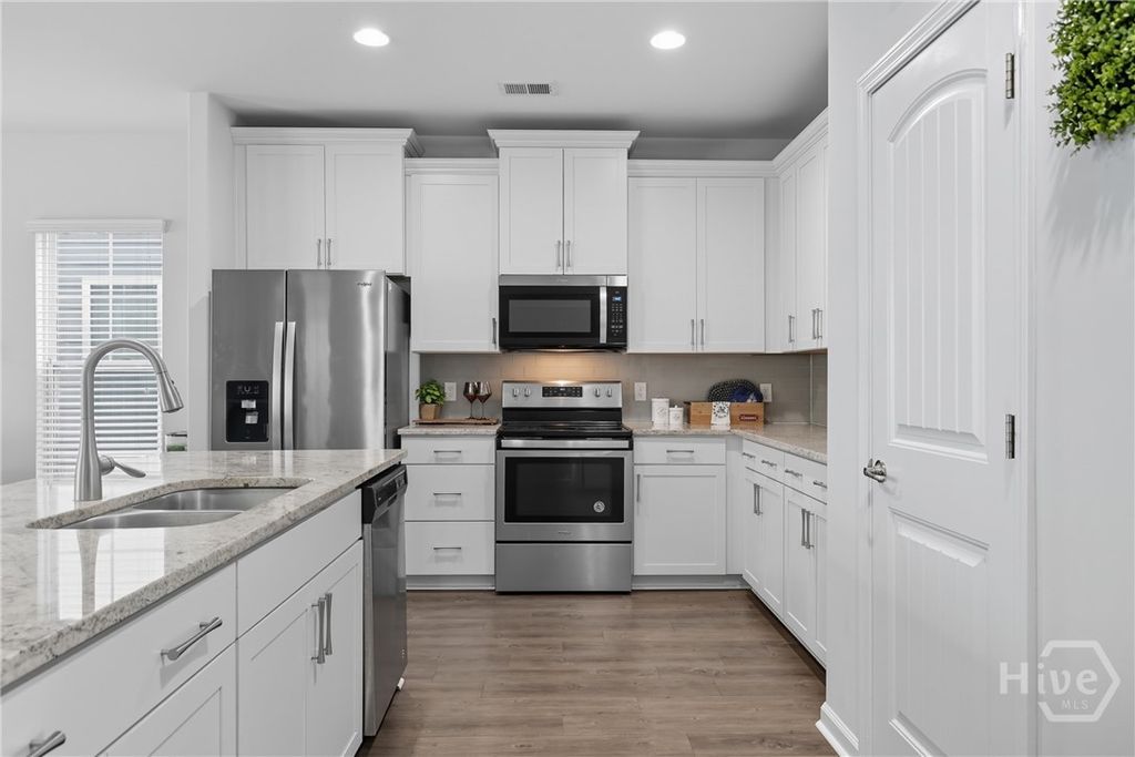 Image 3 of property listing at 12 Pomona Circle, Savannah, GA 31419