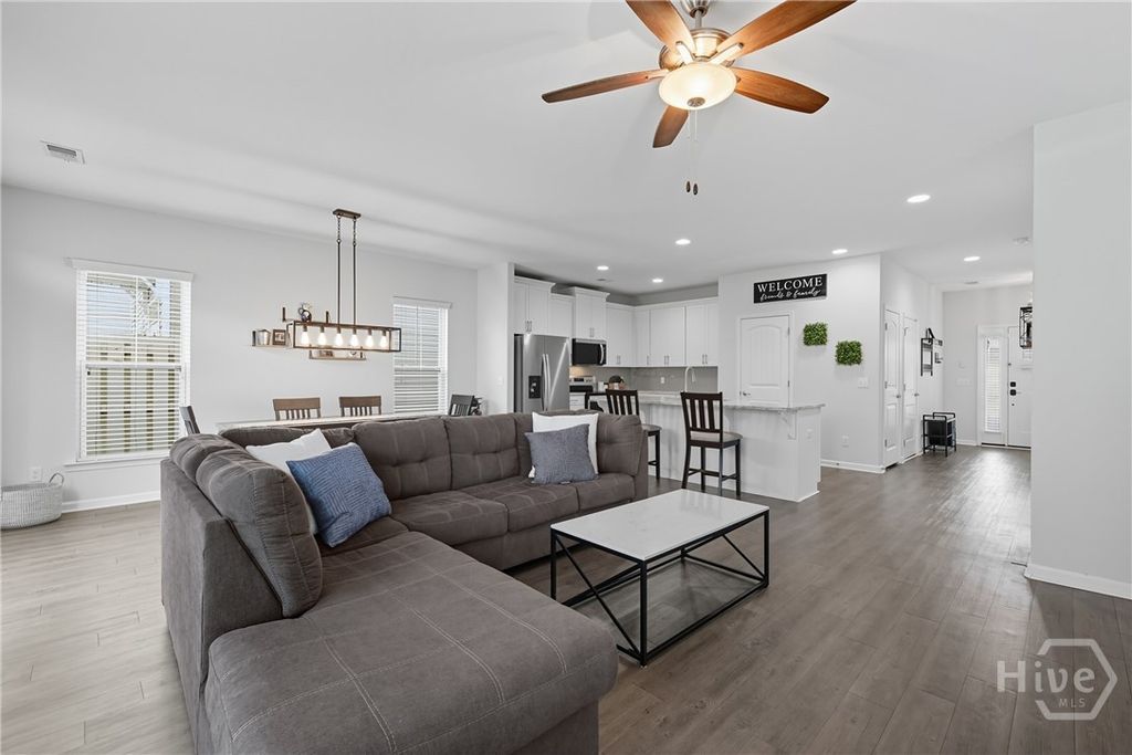 Image 6 of property listing at 12 Pomona Circle, Savannah, GA 31419