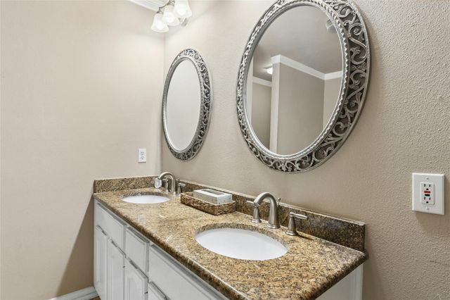 10900 Crown Colony DR 2, Austin, TX 78747
