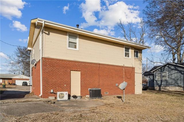 402 N Webster Street, Spring Hill, KS 66083