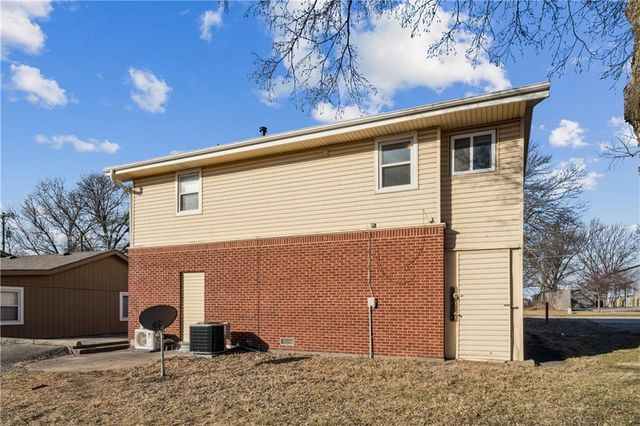 402 N Webster Street, Spring Hill, KS 66083