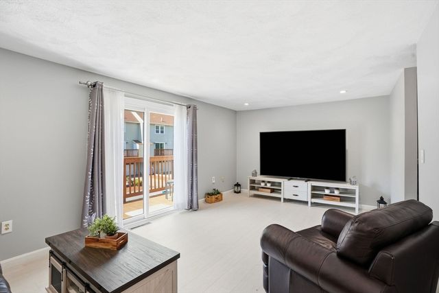 107 Patrick Rd 107, Tewksbury, MA 01876