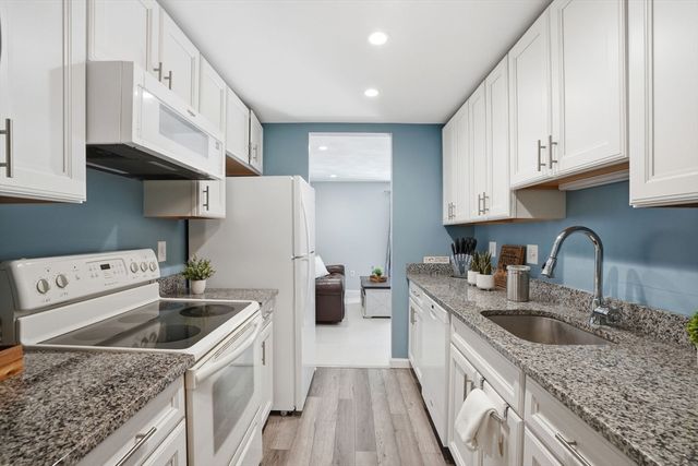 107 Patrick Rd 107, Tewksbury, MA 01876