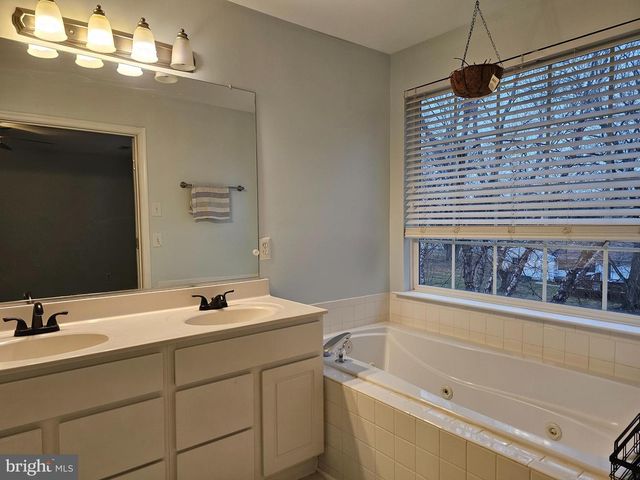 120 CREEKMONT CT, Newark, DE 19702