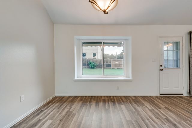 106 S 3rd Avenue, Mansfield, TX 76063