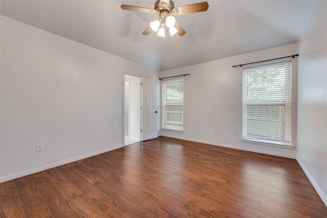 106 S 3rd Avenue, Mansfield, TX 76063