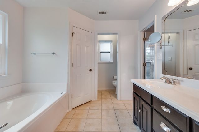 106 S 3rd Avenue, Mansfield, TX 76063