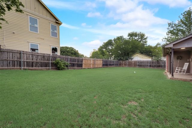 106 S 3rd Avenue, Mansfield, TX 76063