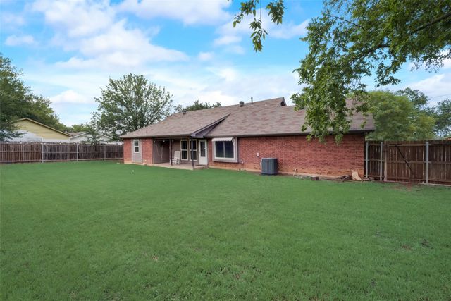 106 S 3rd Avenue, Mansfield, TX 76063