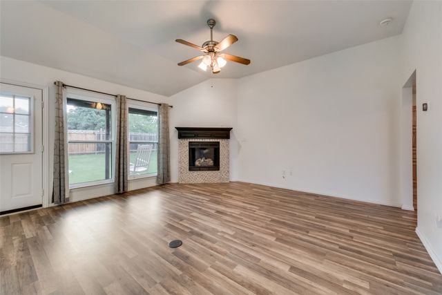 106 S 3rd Avenue, Mansfield, TX 76063