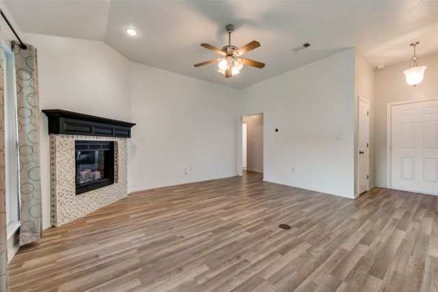 106 S 3rd Avenue, Mansfield, TX 76063