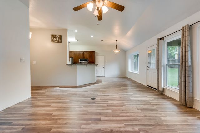 106 S 3rd Avenue, Mansfield, TX 76063