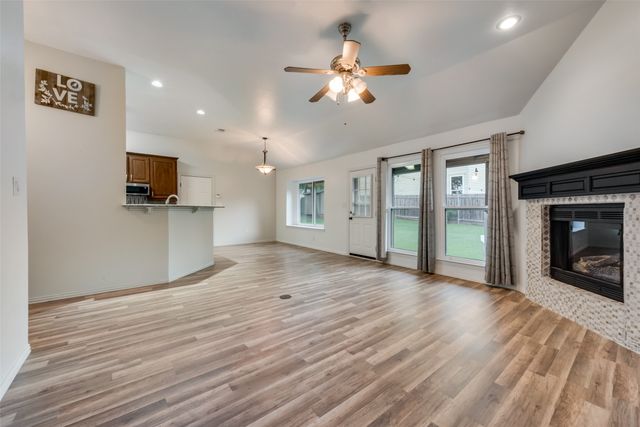 106 S 3rd Avenue, Mansfield, TX 76063