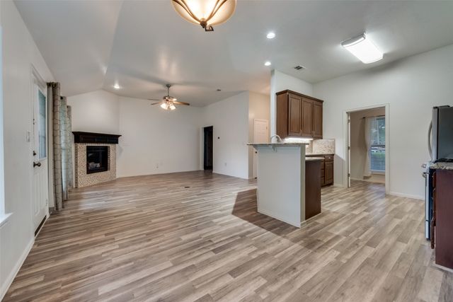 106 S 3rd Avenue, Mansfield, TX 76063