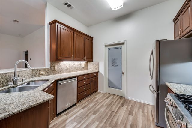 106 S 3rd Avenue, Mansfield, TX 76063