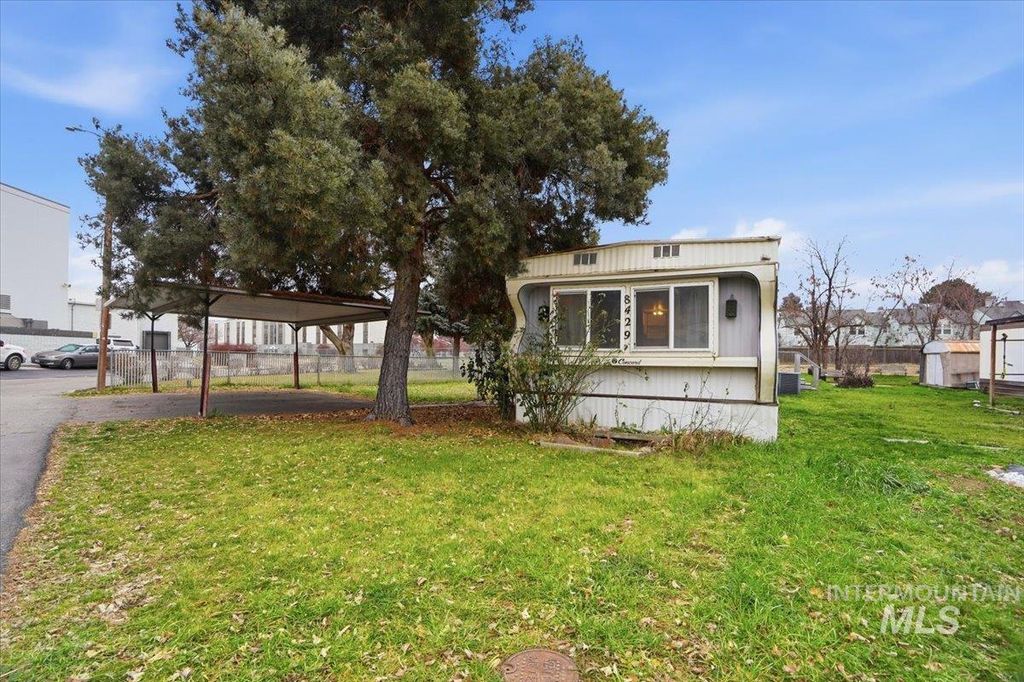 8429 W Irving Ln, Boise, ID 83704 photo 3