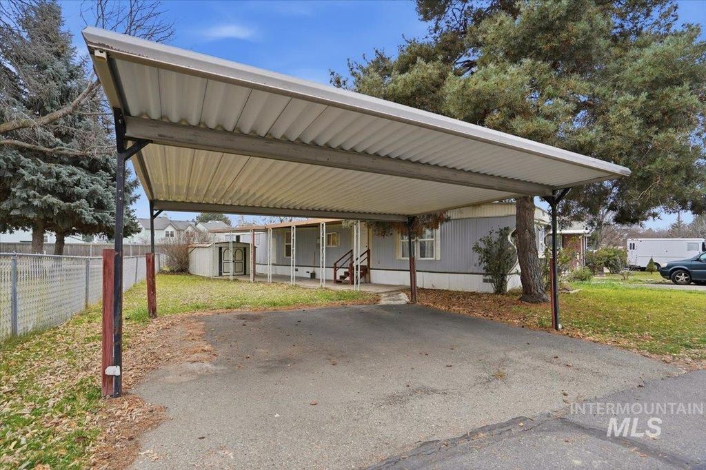 8429 W Irving Ln, Boise, ID 83704 photo 4