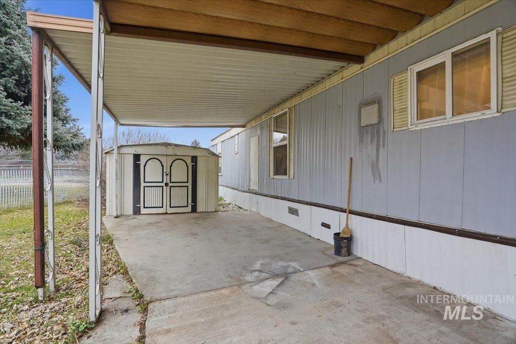 8429 W Irving Ln, Boise, ID 83704 photo 6