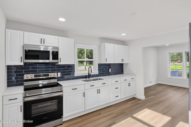 5125 Emerald Dr, Louisville, KY 40219