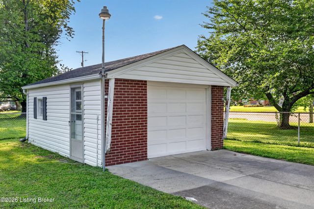 5125 Emerald Dr, Louisville, KY 40219