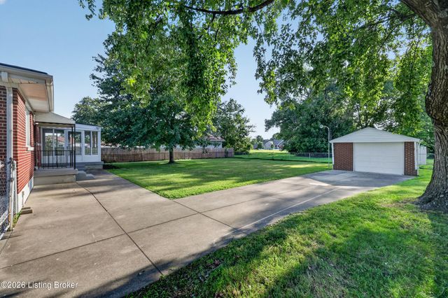 5125 Emerald Dr, Louisville, KY 40219