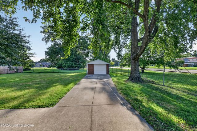 5125 Emerald Dr, Louisville, KY 40219