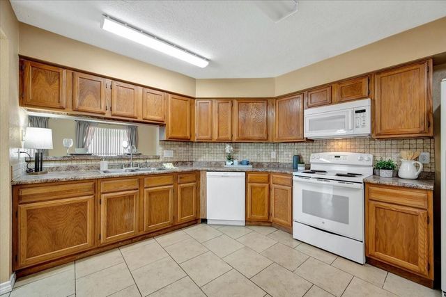 1818 Pilgrims Point Drive, Friendswood, TX 77546