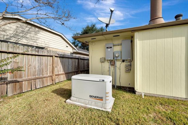 1818 Pilgrims Point Drive, Friendswood, TX 77546