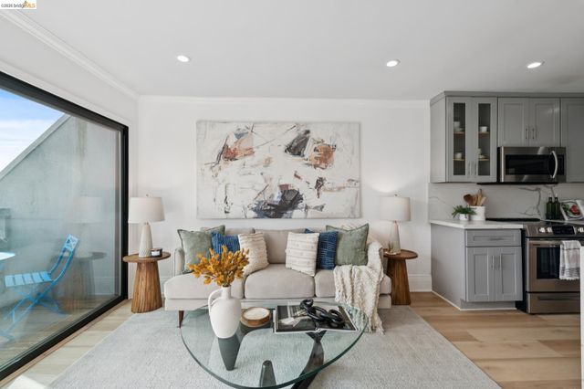 7 Embarcadero 204, Oakland, CA 94607