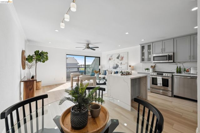 7 Embarcadero 204, Oakland, CA 94607