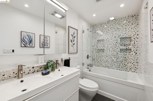 7 Embarcadero 204, Oakland, CA 94607