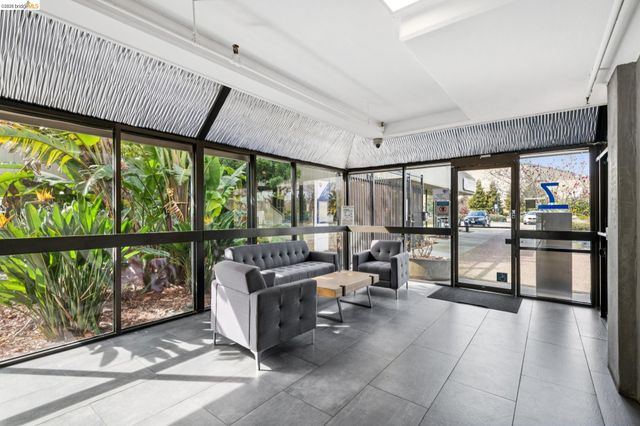 7 Embarcadero 204, Oakland, CA 94607